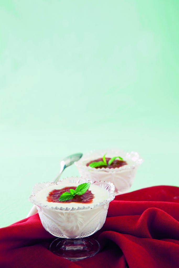 Μους γιαουρτιού με σιρόπι ντομάτας