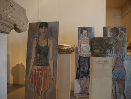 Αρχαία γλυπτά και σύγχρονες γυναίκες ατενίζουν το μέλλον