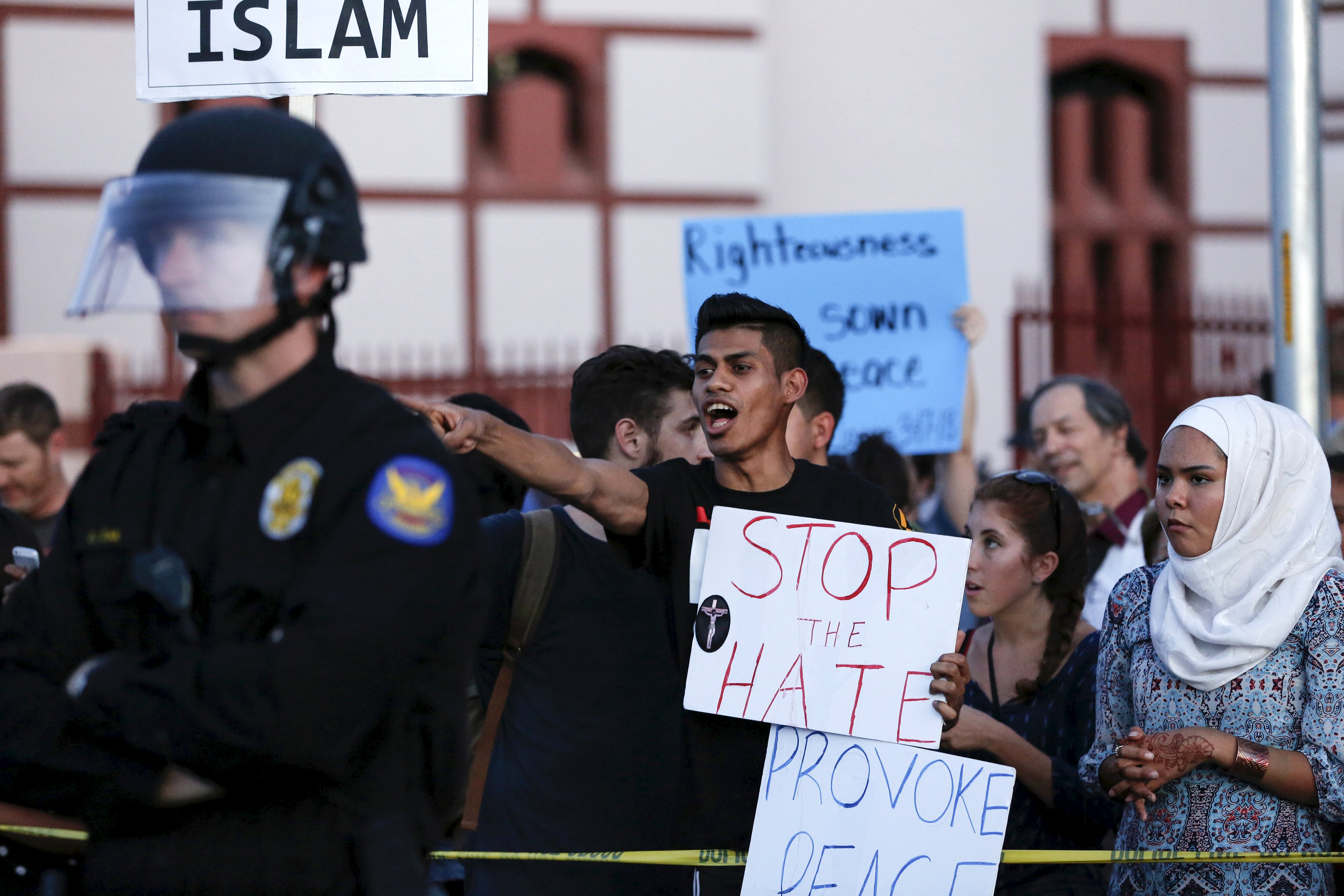 Φοίνιξ: Οπλισμένοι διαδηλωτές ενάντια στο Ισλάμ έξω από τέμενος