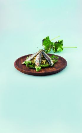 Σαρδέλες σε σαλάτα με σπόρους κριθαριού