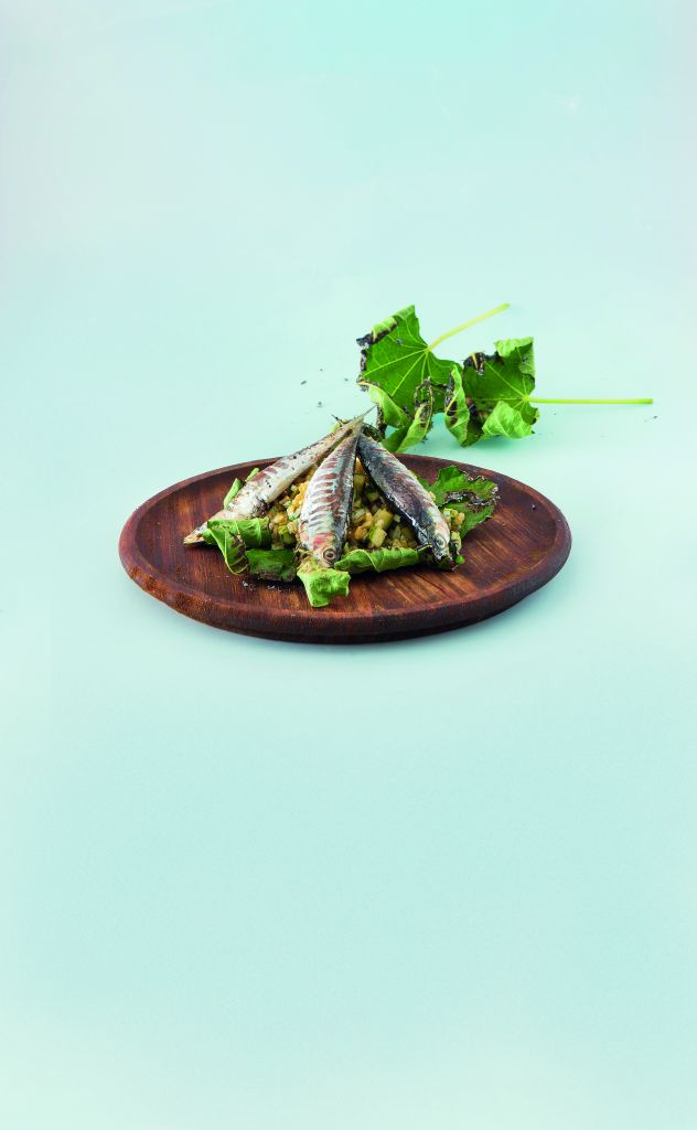 Σαρδέλες σε σαλάτα με σπόρους κριθαριού