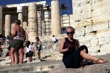 Δειλά χαμόγελα για τον τουρισμό