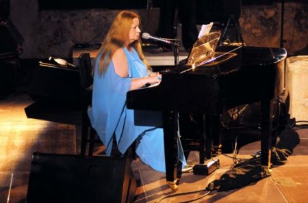 Μελοποιημένη ποίηση Ντίκινσον και Καρυωτάκη από τη Λένα Πλάτωνος