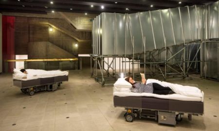 Κινούμενα κρεβάτια σε έκθεση για ξαπλωμένους στο Λονδίνο