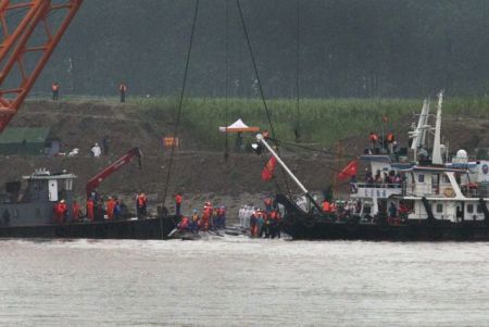 Κίνα: Σε εξέλιξη η διάσωση στο ναυάγιο στον ποταμό Γιανγκτσέ