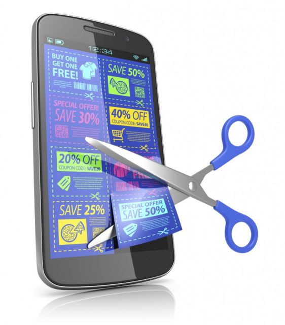 Στο σουπερμάρκετ, αγκαλιά με το κινητό