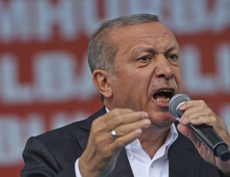 Ερντογάν μαινόμενος κατά δυτικών ΜΜΕ λίγο προτού ανοίξουν οι κάλπες