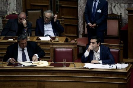 Βουλή: Αλληλοκατηγορίες με φόντο την κρίσιμη διαπραγμάτευση