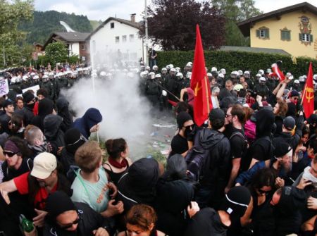 Το G7 πήρε τα βουνά, το ίδιο και χιλιάδες διαδηλωτές