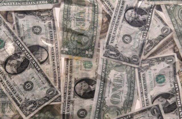Πώς ο Τραμπ μπορεί να γκρεμίσει το δολάριο, εξαγοράζοντας χρέος ΗΠΑ