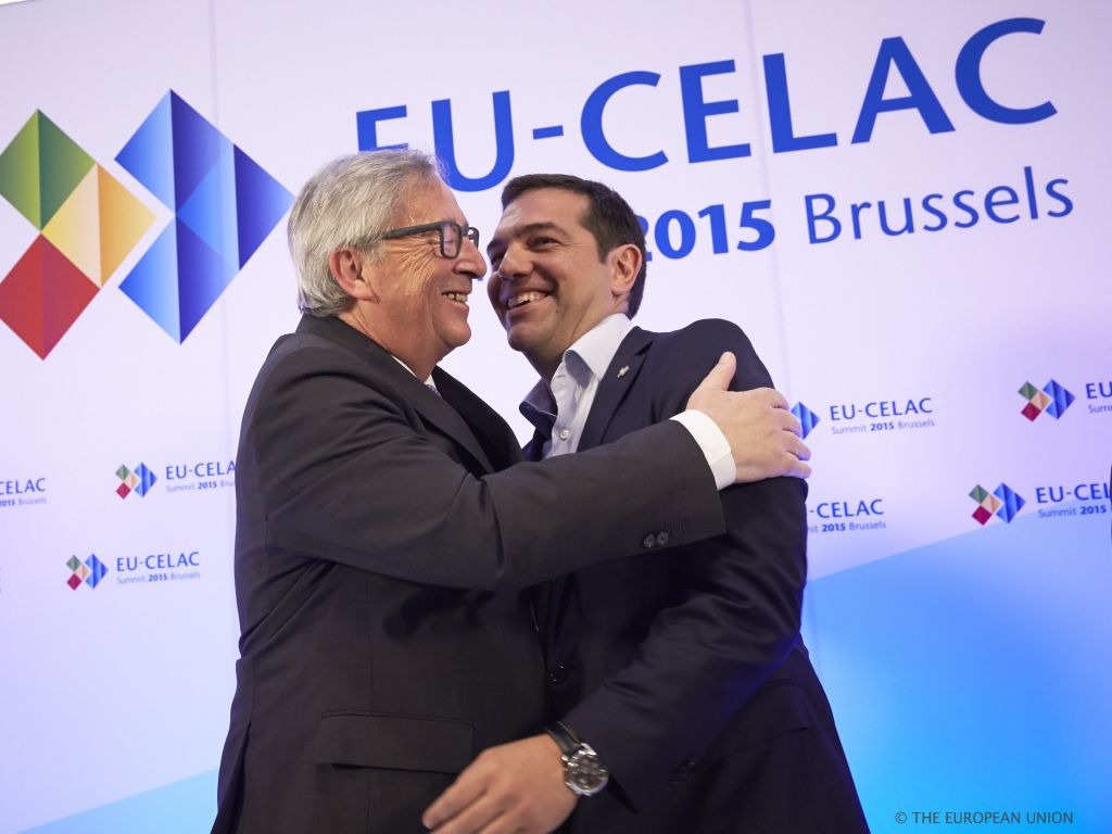 Bloomberg: Ο Τσίπρας αγκαλιάζει την τρόικα ενώ το κόμμα του εξεγείρεται