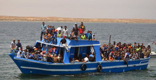 «Στοπ» της Ιταλίας σε πλοιάριο με 450 μετανάστες