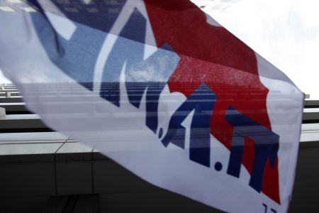 Συμβολικός αποκλεισμός στο ΥΠΟΙΚ από το ΠΑΜΕ