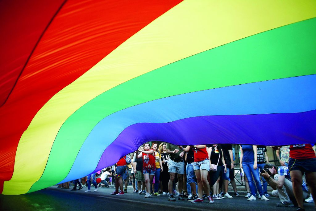 Η ελληνική κοινωνία κάτω από το ουράνιο τόξο