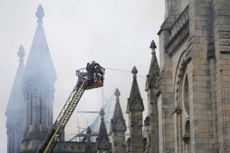 Γαλλία: Στις φλόγες τυλίχτηκε η Βασιλική του Σεν Ντονασιέν