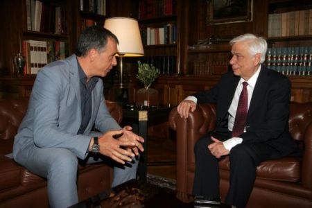 Θεοδωράκης σε Παυλόπουλο: Γιατί καταφεύγω σε εσάς για το προσφυγικό