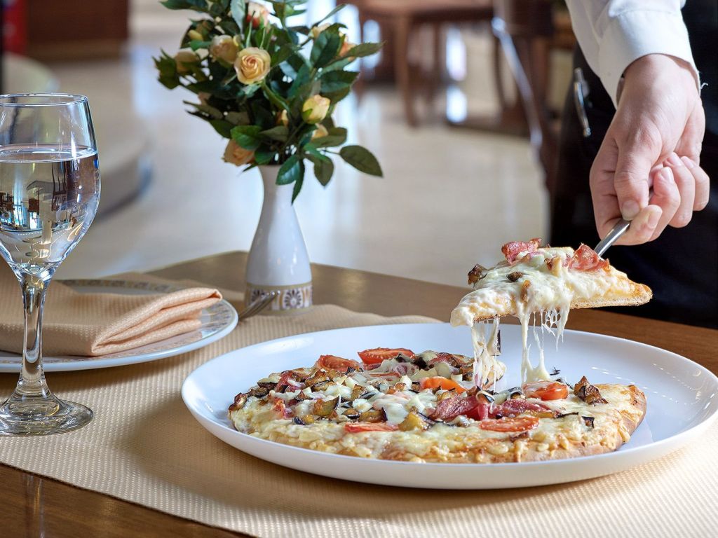 Πίτσα στο ξενοδοχείο ΤΙΤΑΝΙΑ