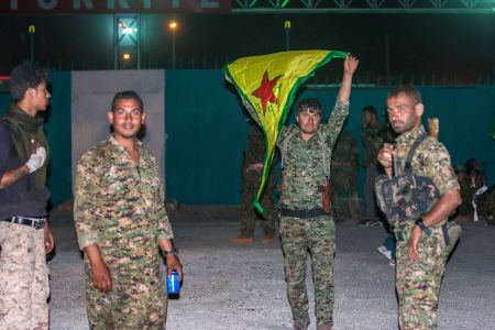 Oι Κούρδοι κατέλαβαν στρατιωτική βάση κοντά στην «πρωτεύουσα» της ISIS