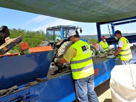 Αντλώντας «χρυσό» από τα σκουπίδια, στον Πολύγυρο Θεσσαλονίκης