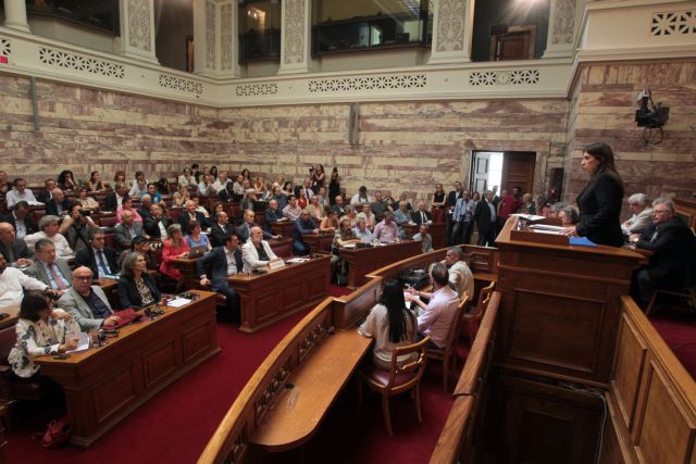Konstantopoulou lashes out against Juncker in Parliament