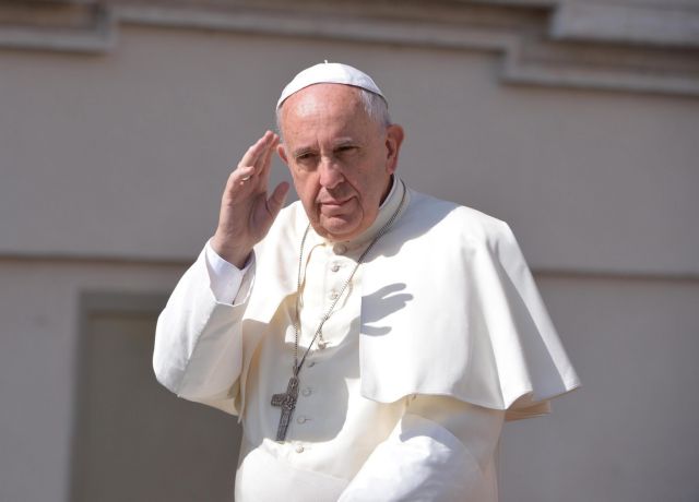 Pope Francis: “Human dignity is key to the Greek debate”
