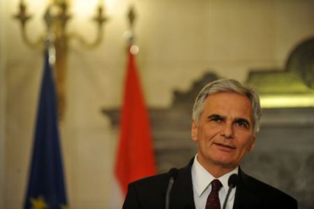 «Εντελώς λάθος» οι απόψεις Σόιμπλε για Grexit λέει ο καγκελάριος της Αυστρίας