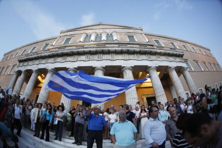 Η Ελλάδα πιο κοντά στο χείλος του γκρεμού
