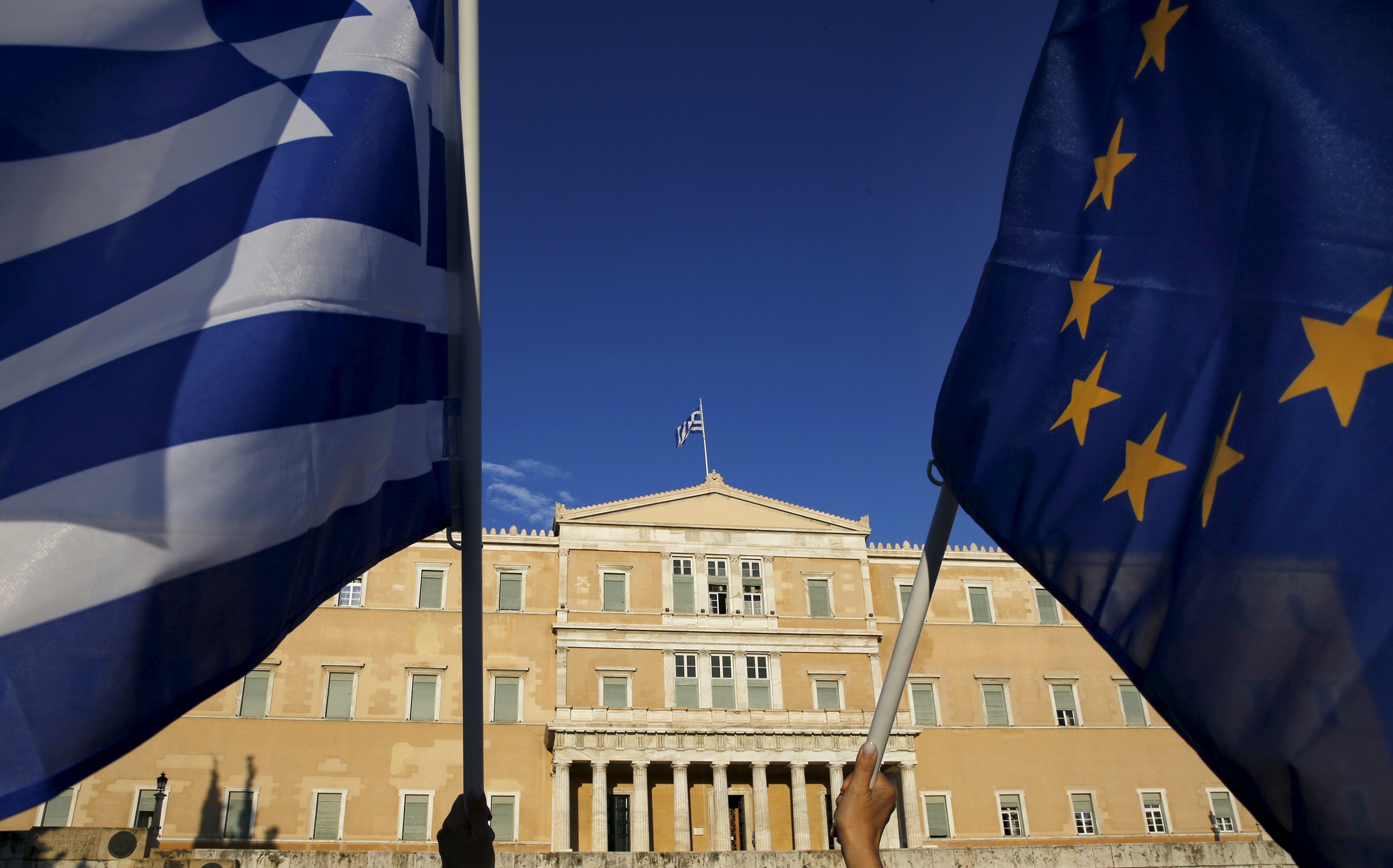 Διεθνή ΜΜΕ: Η τύχη Ελλάδας – ευρώ στη Σύνοδο Κορυφής της Δευτέρας