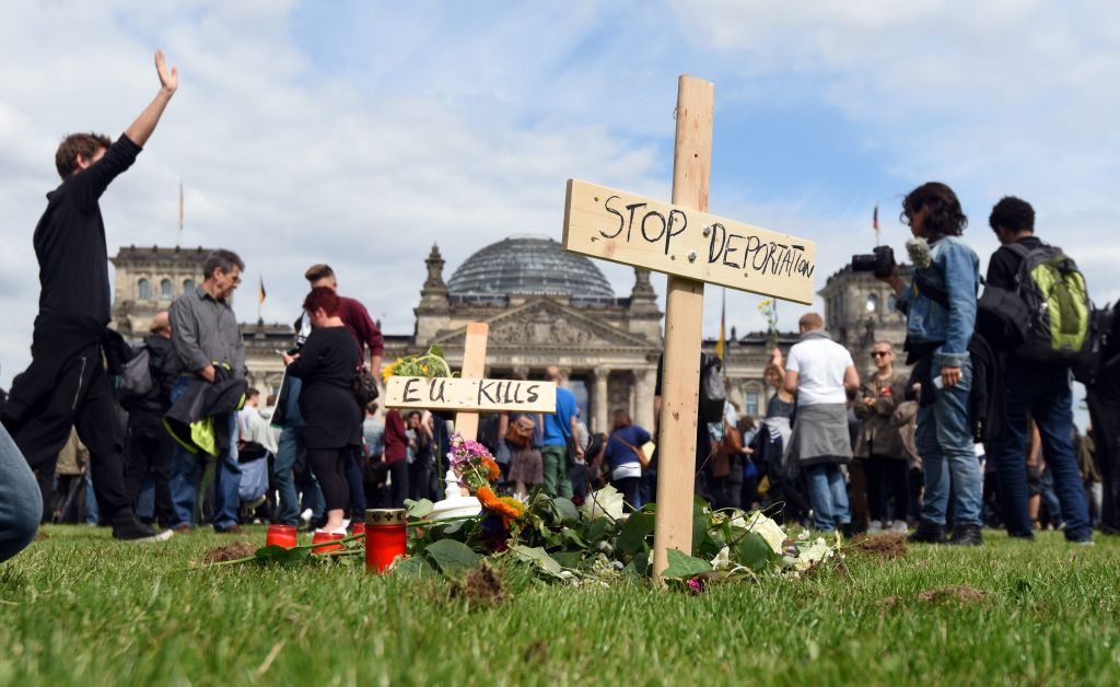 Συμβολική ταφή μεταναστών μπροστά στη γερμανική Βουλή