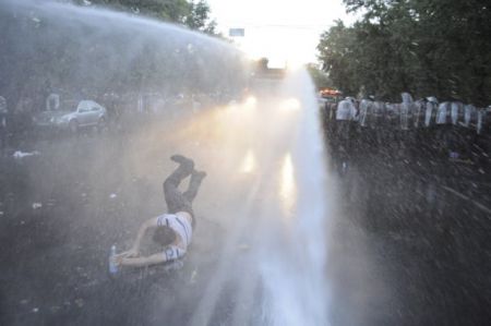 Αρμενία: Διαδηλωτές μπουγέλωσαν αστυνομικούς έξω από το Προεδρικό