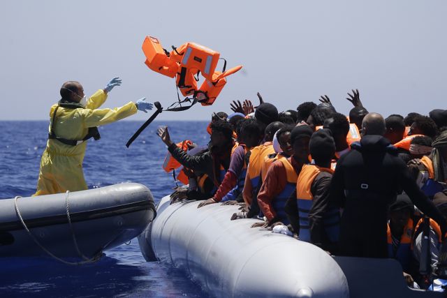 Ιταλία: Περισσότεροι από 800 μετανάστες διασώθηκαν