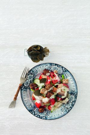 Χωριάτικη με λουίζα και κεφτεδάκια