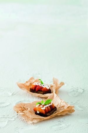 Κροστίνι με καραμελωμένα ροδάκινα και ανεβατό