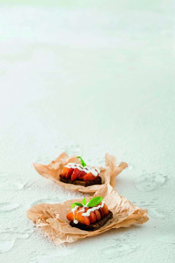 Κροστίνι με καραμελωμένα ροδάκινα και ανεβατό