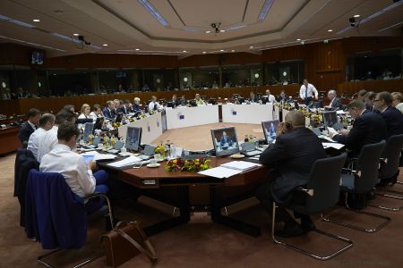 «Σεβασμό των κανόνων» και «μεταρρυθμίσεις έναντι βοήθειας»  ζητούν οι Ευρωπαίοι από τον Τσίπρα