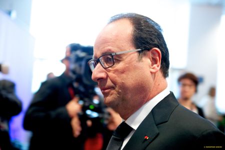 Ο Ολάντ θέλει να παραμείνει η Ελλάδα στην ευρωζώνη