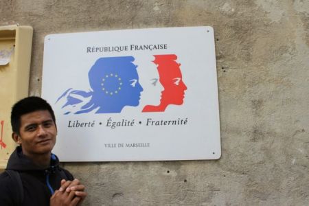 Ψυχορραγεί το τρίπτυχο της Γαλλικής Επανάστασης;