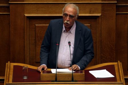 Βίτσας ζητά από Γιουνκέρ, Λαγκάρντ και Ντράγκι στοιχεία για τα μνημόνια