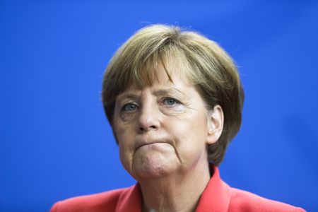 Monde: «Η Μέρκελ δεν θέλει να μείνει στην Ιστορία ως ο νεκροθάφτης της Ελλάδας»