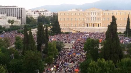 Πολύ μεγάλο συλλαλητήριο υπέρ του «Μένουμε Ευρώπη» στο Σύνταγμα