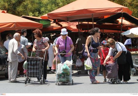 Περαιτέρω μείωση της μέσης δαπάνης των ελληνικών νοικοκυριών
