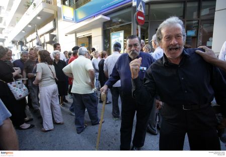 Δεύτερη ημέρα οι συνταξιούχοι έξω από τις τράπεζες για τα 120 ευρώ