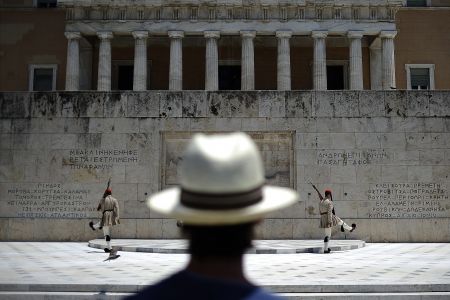 ΟΟΣΑ: Η ελληνική οικονομία θα αρχίσει να ανακάμπτει το β’ εξάμηνο του 2016