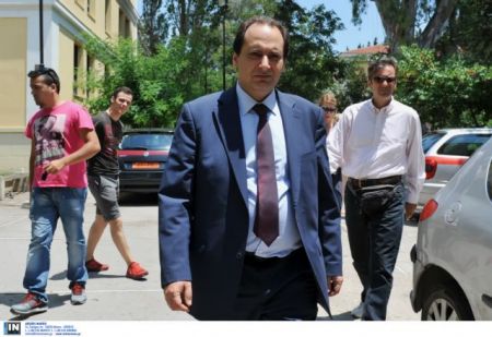 Ο υπουργός, οι κουμπάροι και τα μυστήρια