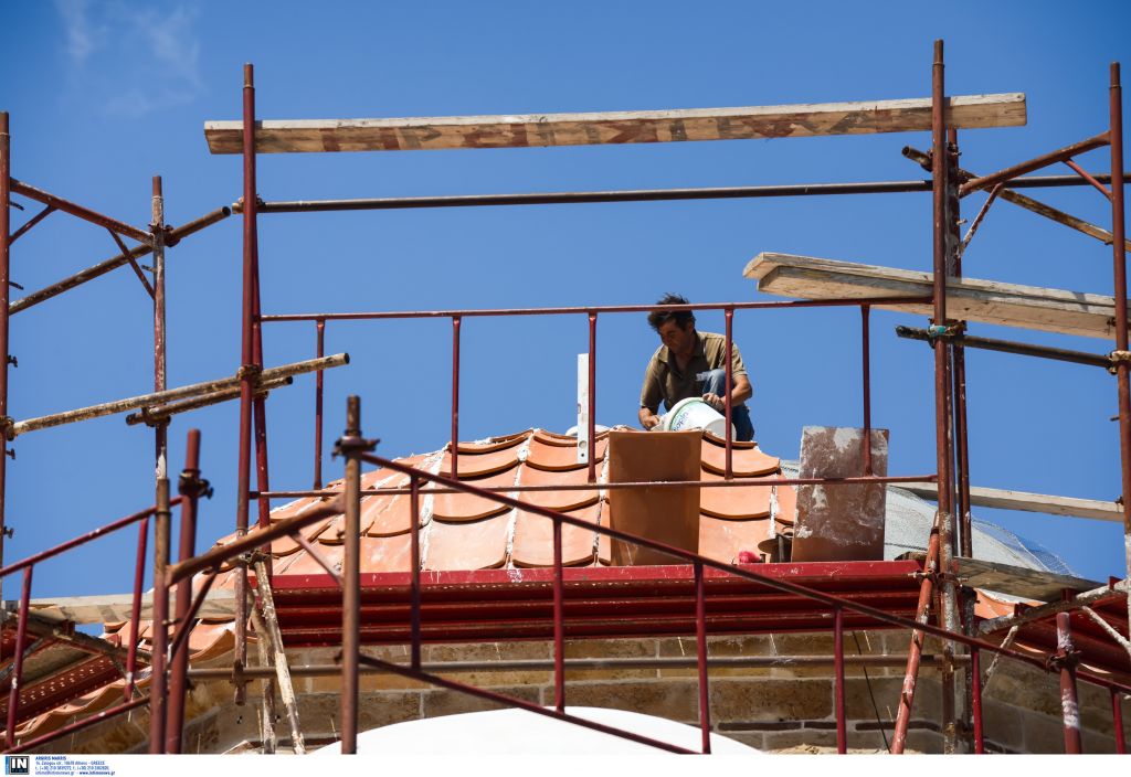 «Πάγωσαν» τα εργοτάξια, ζημιές και στην ακτοπλοΐα