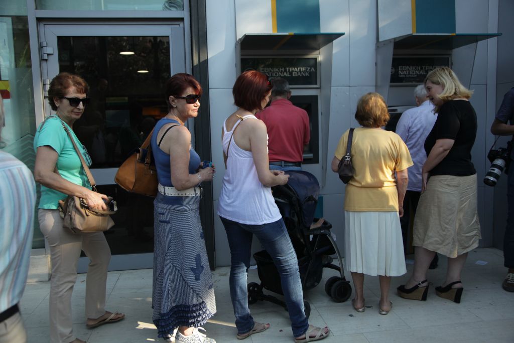 Πώς θα γλιτώσετε τις καταθέσεις σας από την εφορία