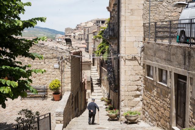 Σικελία: Kάτοικοι χωριού χαρίζουν τα σπίτια τους σε ξένους