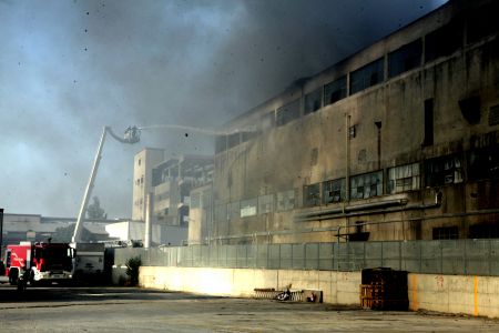 Υπό μερικό έλεγχο η πυρκαγιά στo εργοστάσιο της Softex στον Βοτανικό