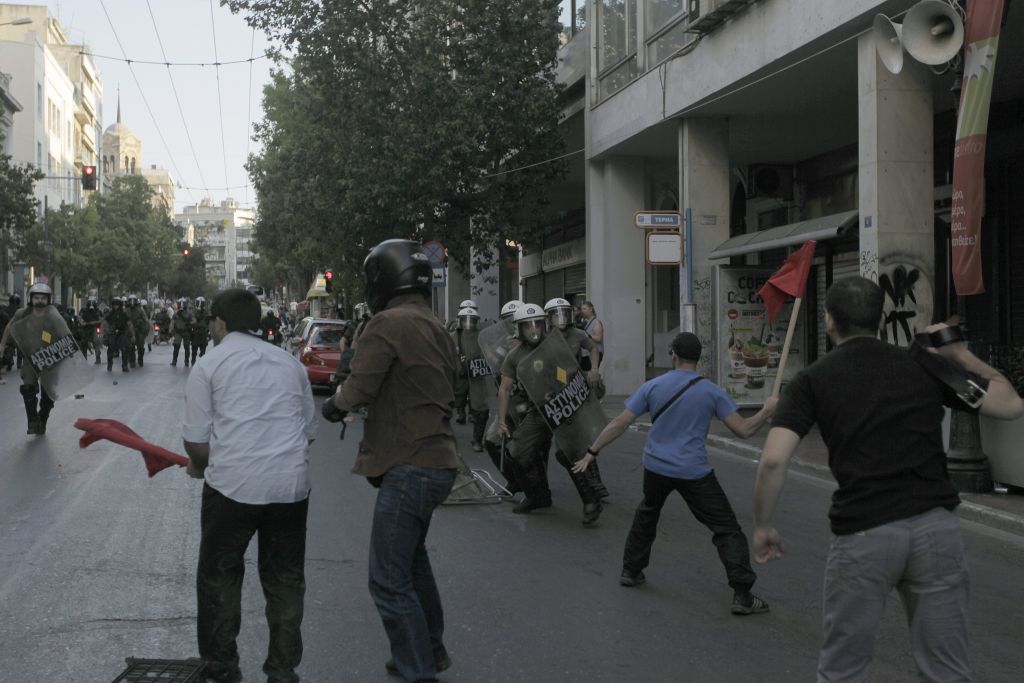 Επεισόδια μεταξύ κουκουλοφόρων και αστυνομικών κοντά στο Σύνταγμα