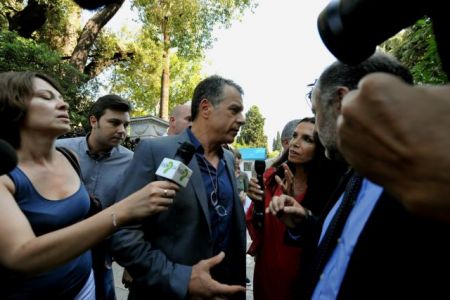 Θεοδωράκης: Αφρονες όσοι καλλιεργούν σενάρια ρήξης και δραχμής